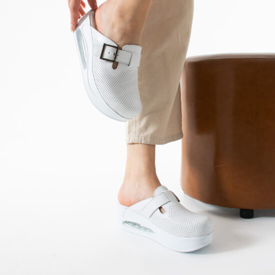 Бели анатомични чехли от естествена кожа на платформа / /