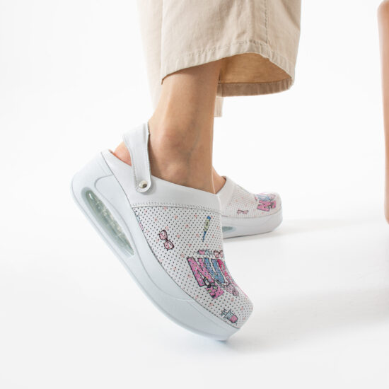 Анатомични медицински чехли от естествена кожа на платформа / /