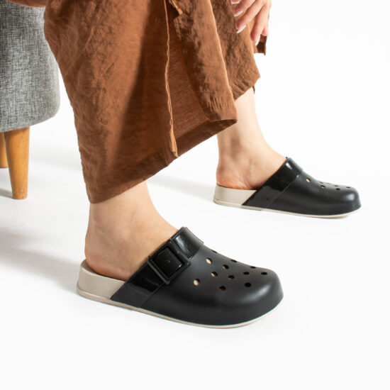 Черни дамски гумени чехли сабо с дупки / / Черни дамски гумени чехли сабо с дупки / /