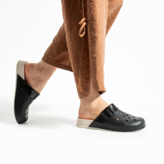 Черни дамски гумени чехли сабо с дупки / / Черни дамски гумени чехли сабо с дупки / /