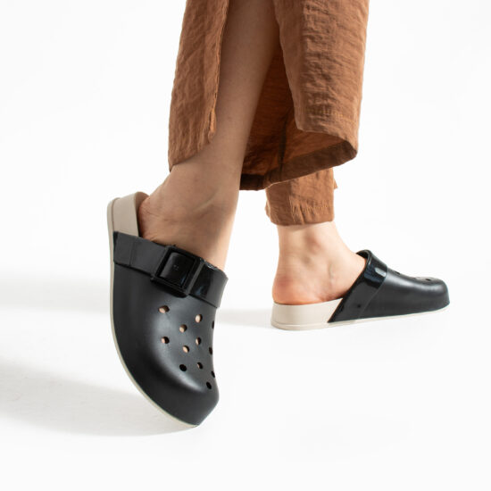 Черни дамски гумени чехли сабо с дупки / / Черни дамски гумени чехли сабо с дупки / /