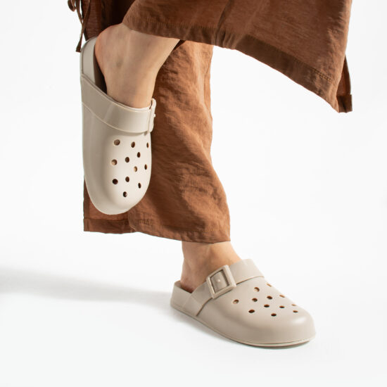 Светлобежови дамски гумени чехли сабо с дупки / / Светлобежови дамски гумени чехли сабо с дупки / /