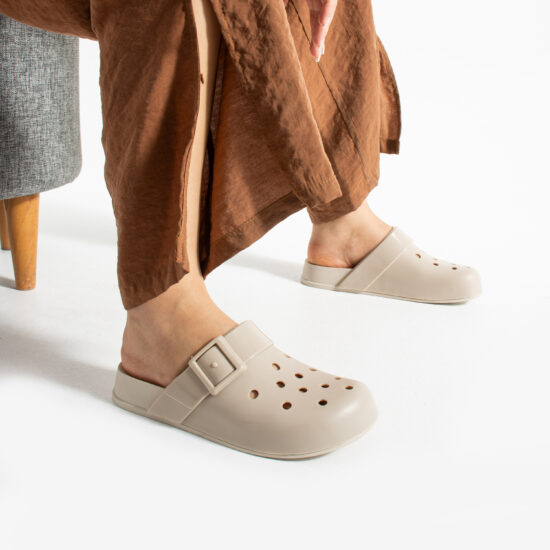 Светлобежови дамски гумени чехли сабо с дупки / / Светлобежови дамски гумени чехли сабо с дупки / /