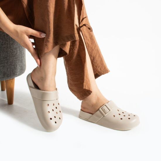 Светлобежови дамски гумени чехли сабо с дупки / / Светлобежови дамски гумени чехли сабо с дупки / /