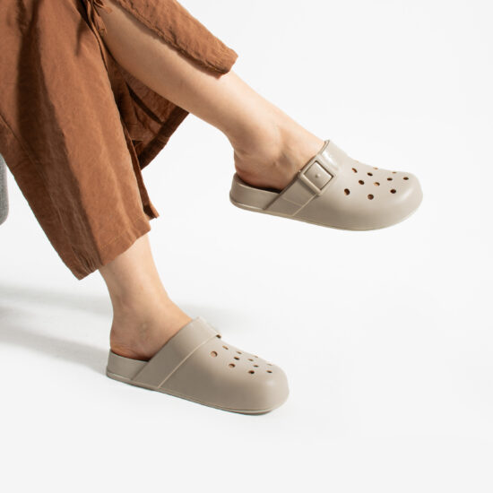 Бежови дамски гумени чехли сабо с дупки / / Бежови дамски гумени чехли сабо с дупки / /