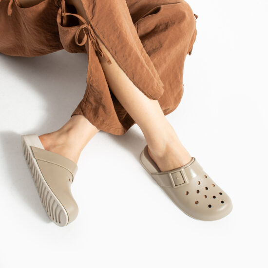 Бежови дамски гумени чехли сабо с дупки / / Бежови дамски гумени чехли сабо с дупки / /