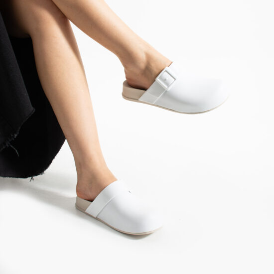 Бели дамски затворени гумени чехли сабо / / Бели дамски затворени гумени чехли сабо / /