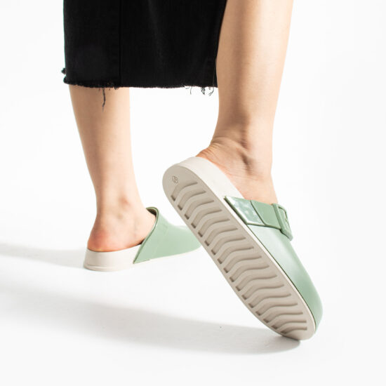 Зелени дамски затворени гумени чехли сабо / / Зелени дамски затворени гумени чехли сабо / /