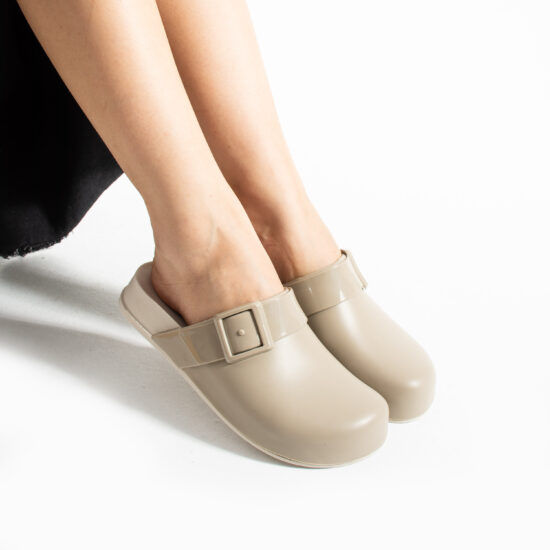 Светло бежови дамски затворени гумени чехли сабо / / Светло бежови дамски затворени гумени чехли сабо / /