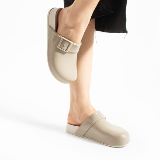 Светло бежови дамски затворени гумени чехли сабо / / Светло бежови дамски затворени гумени чехли сабо / /