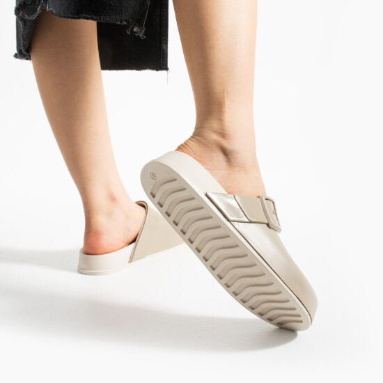 Светло бежови дамски затворени гумени чехли сабо / / Светло бежови дамски затворени гумени чехли сабо / /