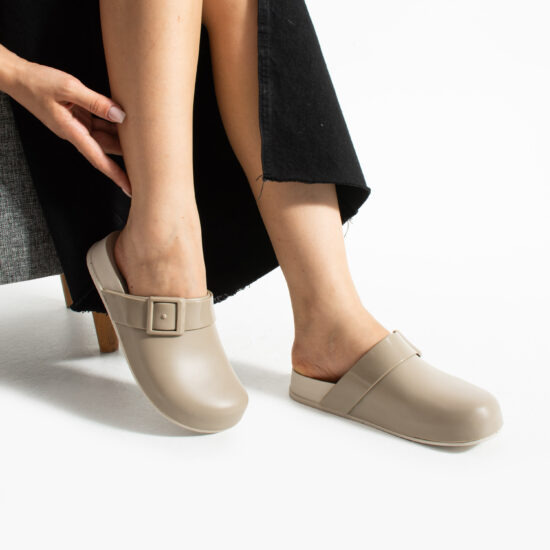 Бежови дамски затворени гумени чехли сабо / / Бежови дамски затворени гумени чехли сабо / /