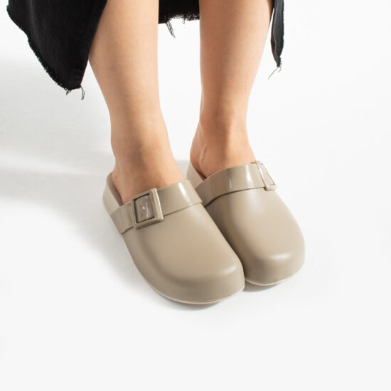 Бежови дамски затворени гумени чехли сабо / / Бежови дамски затворени гумени чехли сабо / /