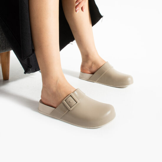 Бежови дамски затворени гумени чехли сабо / / Бежови дамски затворени гумени чехли сабо / /