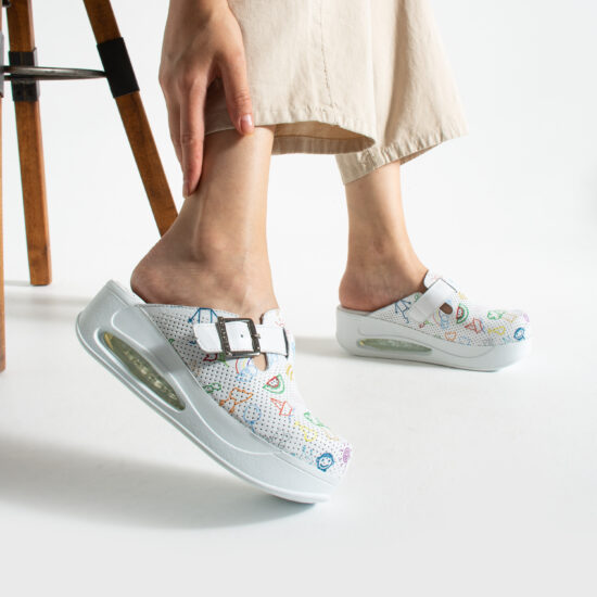 Цветни анатомични чехли от естествена кожа на платформа / /