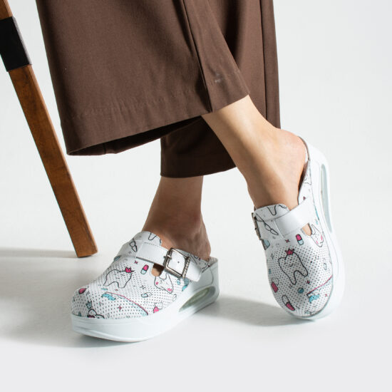 Анатомични чехли от естествена кожа на платформа за зъболекари / /