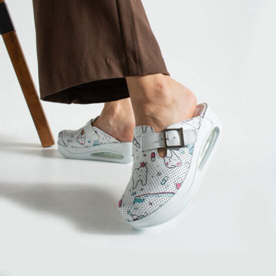 Анатомични чехли от естествена кожа на платформа за зъболекари / /