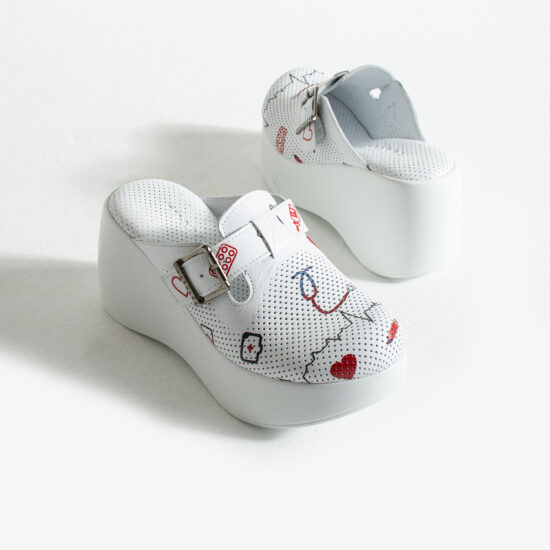 Бели анатомични медицински чехли на платформа от естествена кожа / / Бели анатомични медицински чехли на платформа от естествена кожа / /