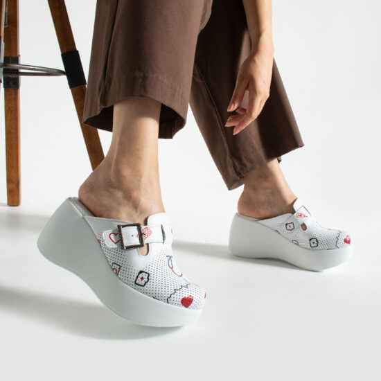 Бели анатомични медицински чехли на платформа от естествена кожа / / Бели анатомични медицински чехли на платформа от естествена кожа / /