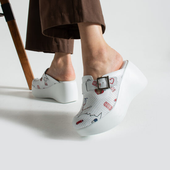 Бели анатомични медицински чехли на платформа от естествена кожа / / Бели анатомични медицински чехли на платформа от естествена кожа / /