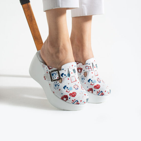 Бели анатомични медицински чехли на платформа от естествена кожа / / Бели анатомични медицински чехли на платформа от естествена кожа / /