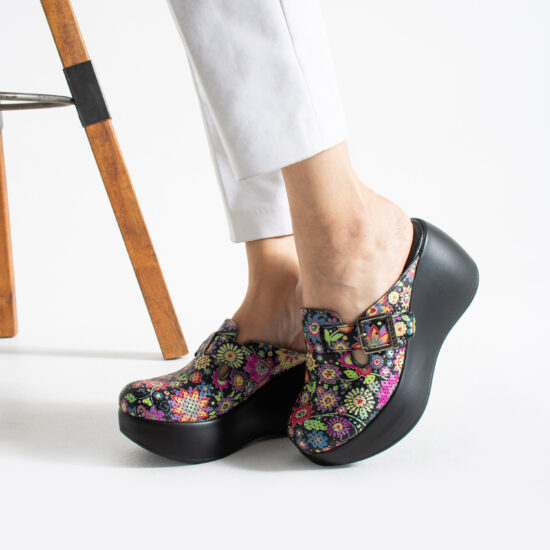 Цветни анатомични чехли на платформа от естествена кожа / /