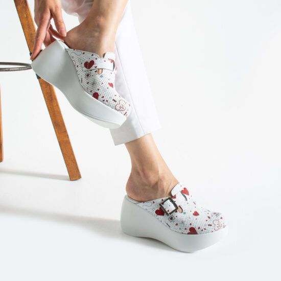 Бели анатомични медицински чехли на платформа от естествена кожа / / Бели анатомични медицински чехли на платформа от естествена кожа / /