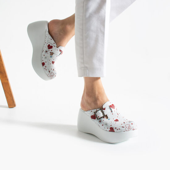 Бели анатомични медицински чехли на платформа от естествена кожа / / Бели анатомични медицински чехли на платформа от естествена кожа / /