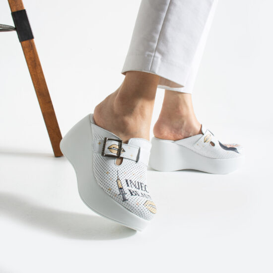 Бели анатомични чехли на платформа за естетични салони от естествена кожа / / Бели анатомични чехли на платформа за естетични салони от естествена кожа / /