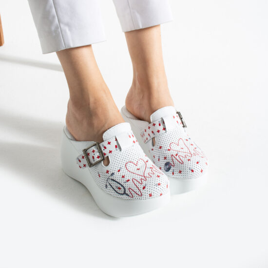 Бели анатомични медицински чехли на платформа от естествена кожа / /