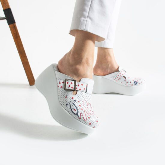 Бели анатомични медицински чехли на платформа от естествена кожа / /