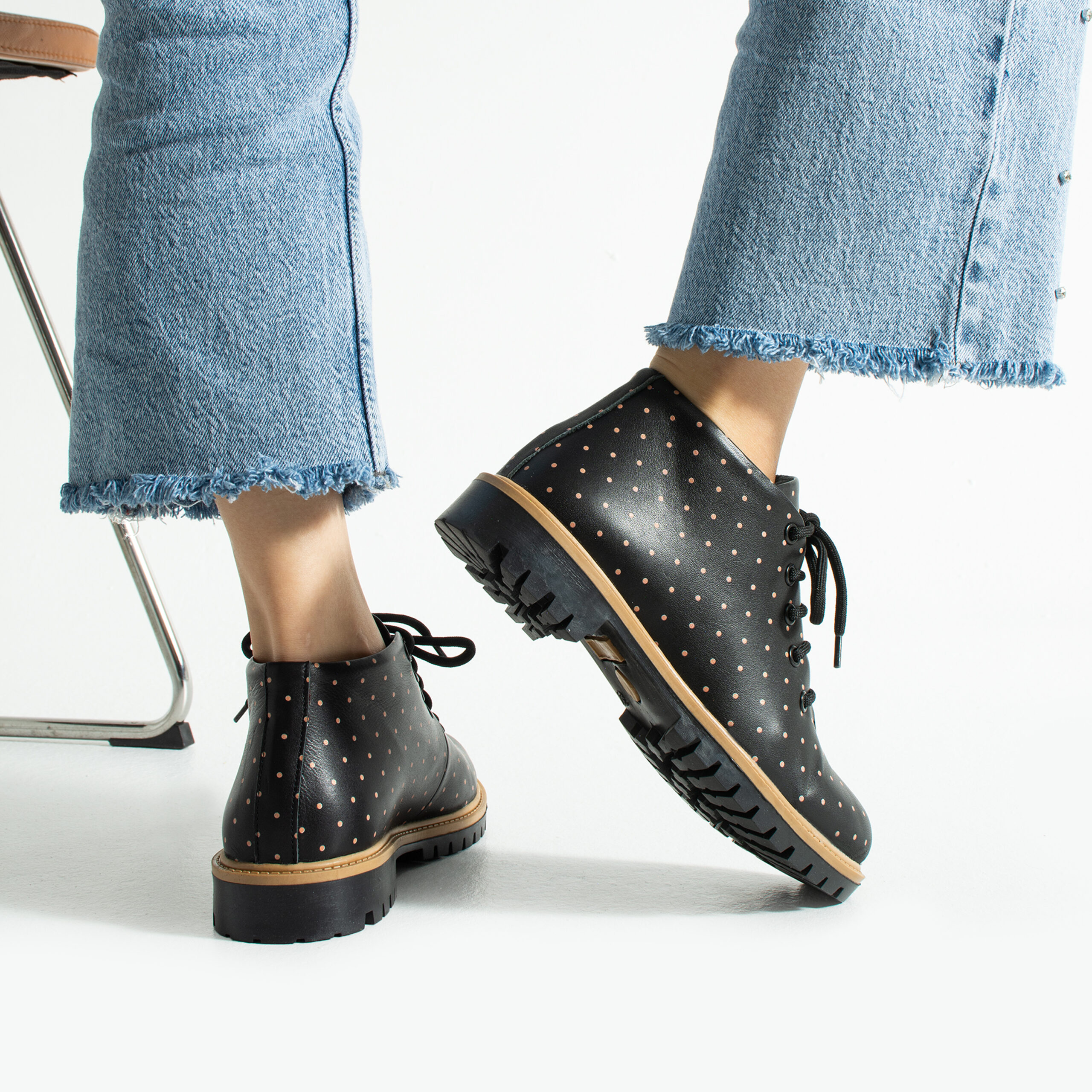 Дамски къси черни боти от естествена кожа до глезена Дамски боти 12 Дамски къси черни боти от естествена кожа до глезена - Image 2