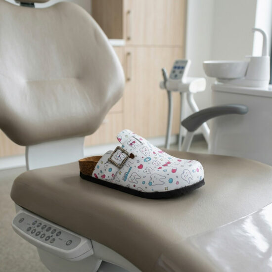 Медицински дамски ортопедични чехли за зъболекар / /