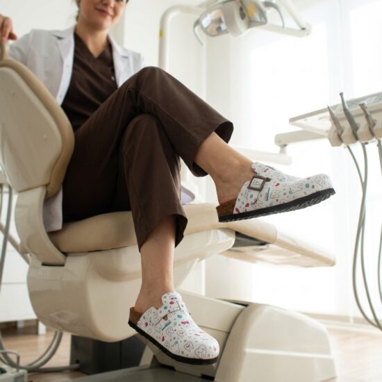 Медицински дамски ортопедични чехли за зъболекар / /